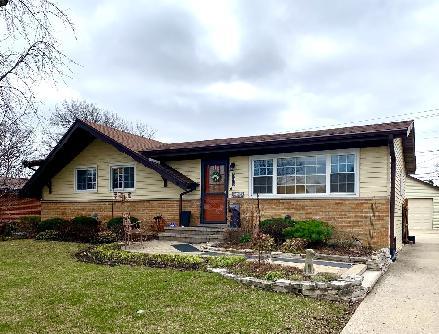 Property Photo:  805 East Ironwood Drive  IL 60056 