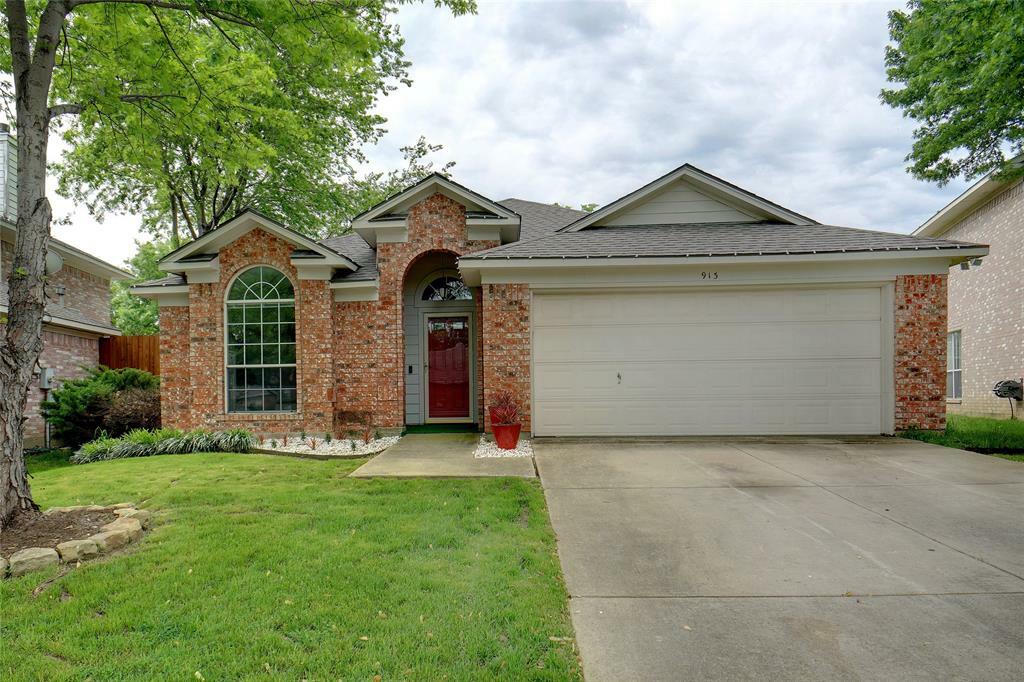 Property Photo: 913 Paddington Drive E TX 76131