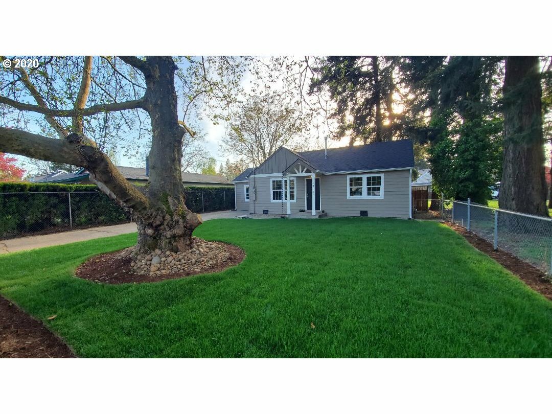 Property Photo:  10117 SE 70th Ave  OR 97222 