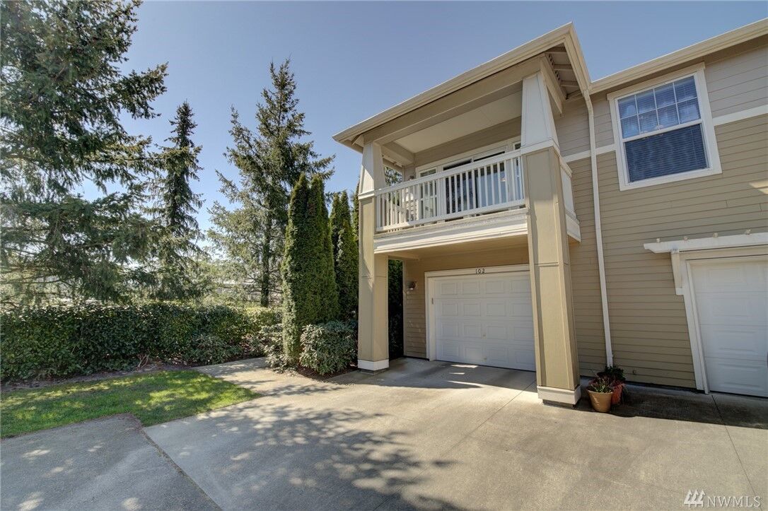 Property Photo: 7711 Fairway Ave SE 204 WA 98065