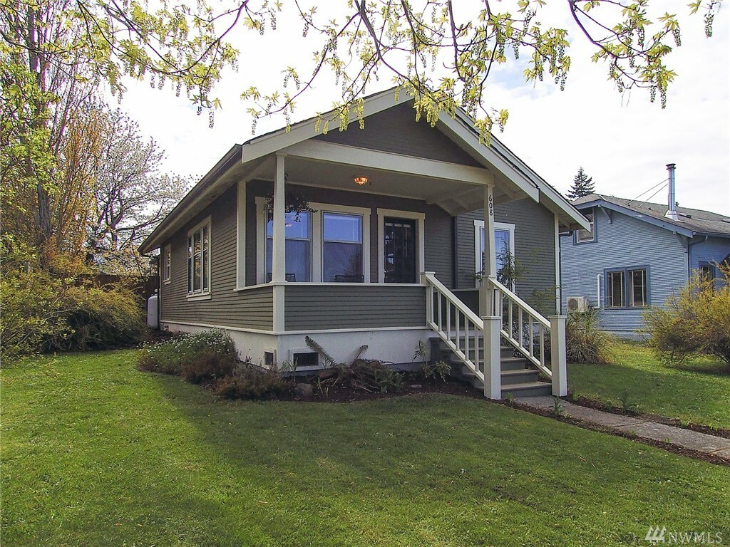 Property Photo:  608 W 9th St  WA 98362 