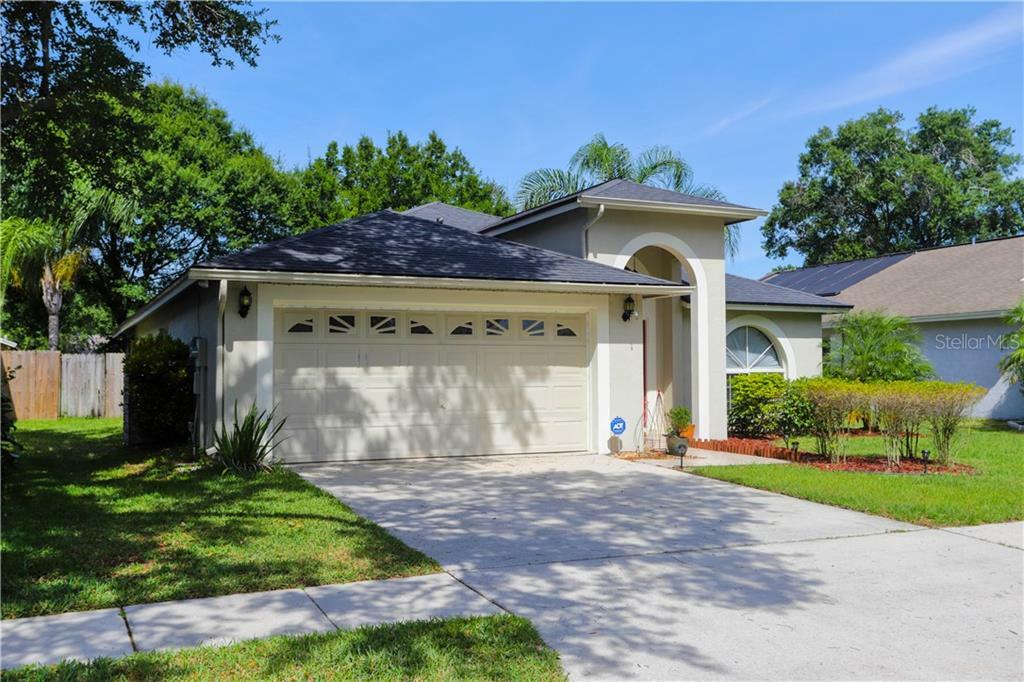 Property Photo: 2009 Thornbush Place FL 33511