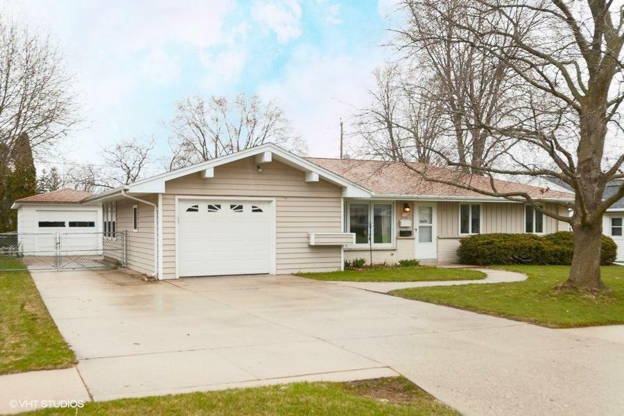 Property Photo:  1024 Roosevelt Dr  WI 53090 