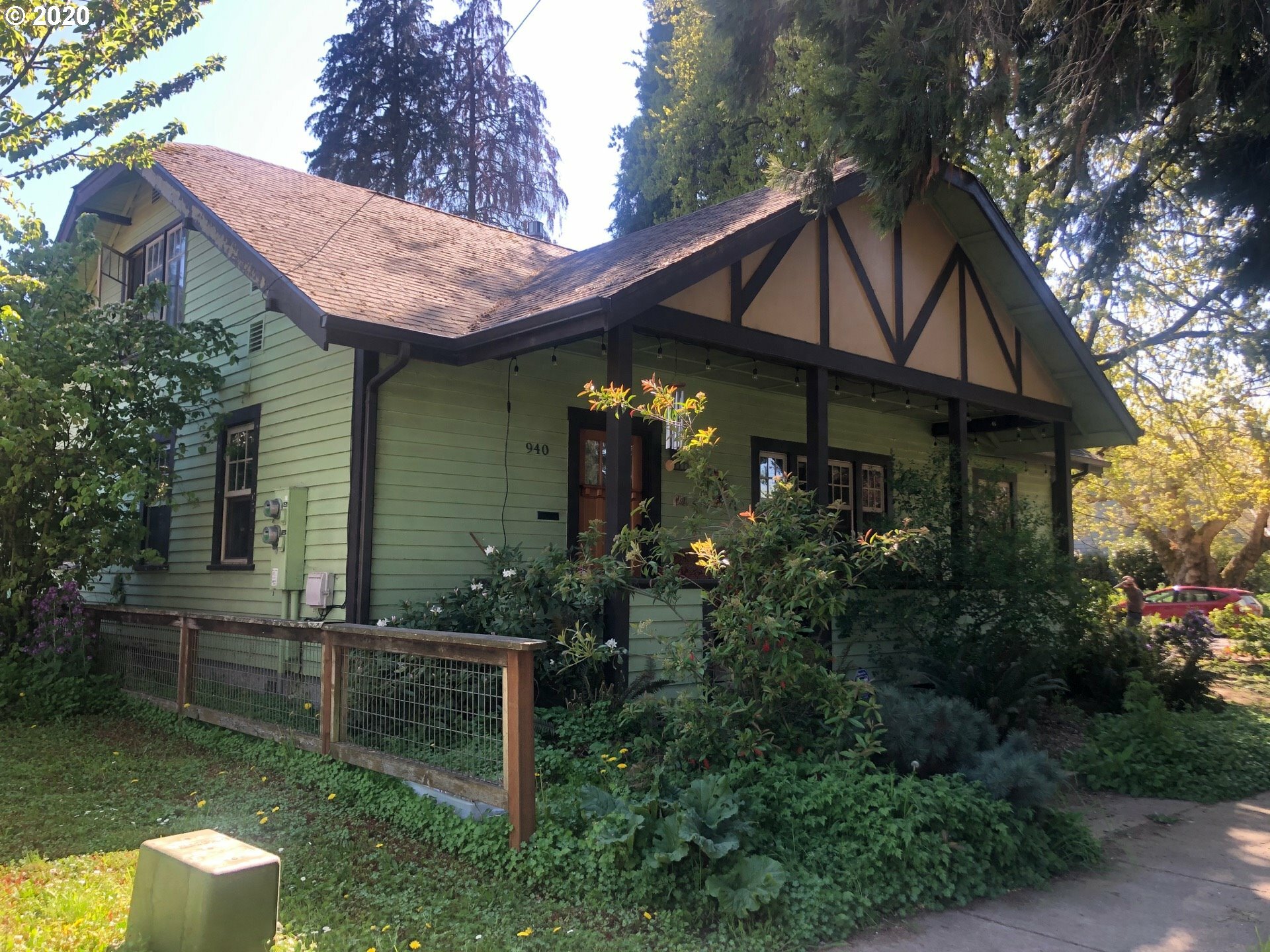 Property Photo: 940 Cheshire Ave OR 97402