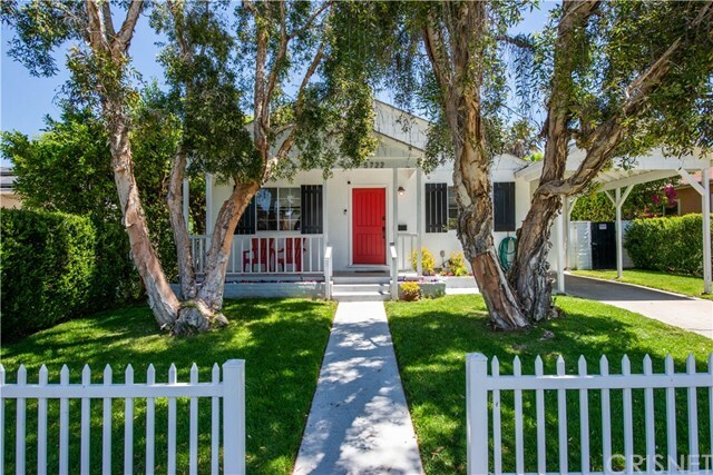 Property Photo:  5722 Hesperia Avenue  CA 91316 