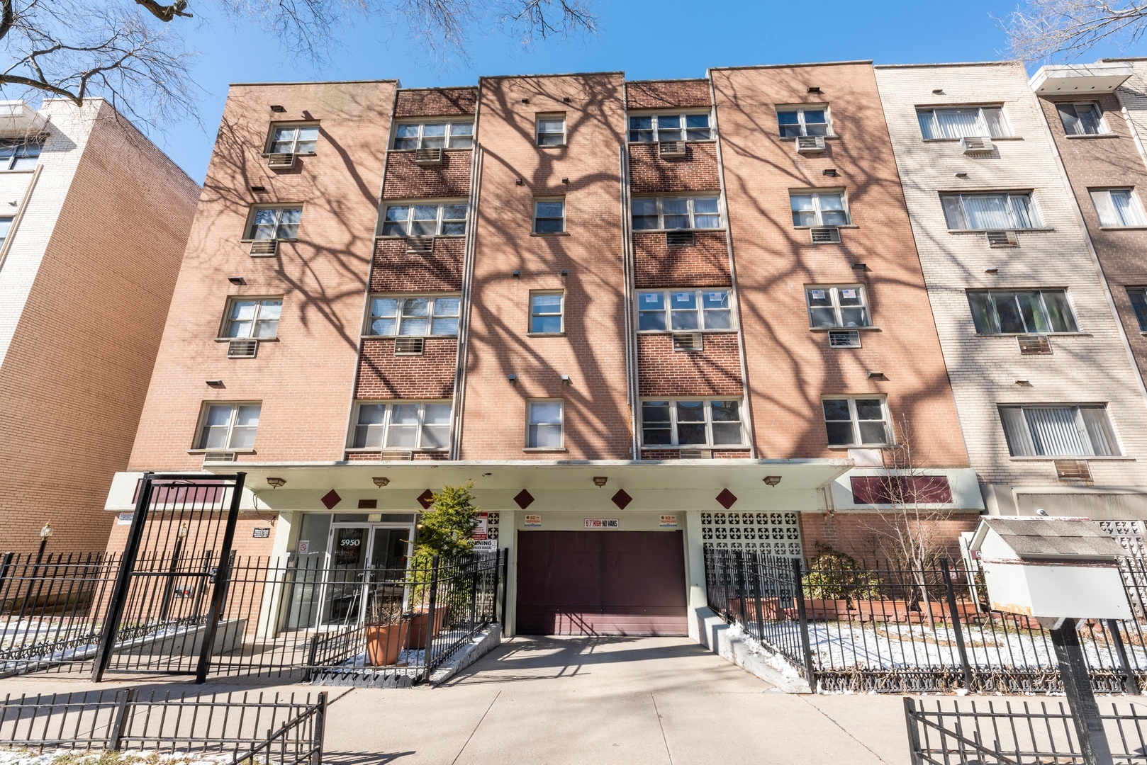 Property Photo: 5950 North Kenmore Avenue 305 IL 60660