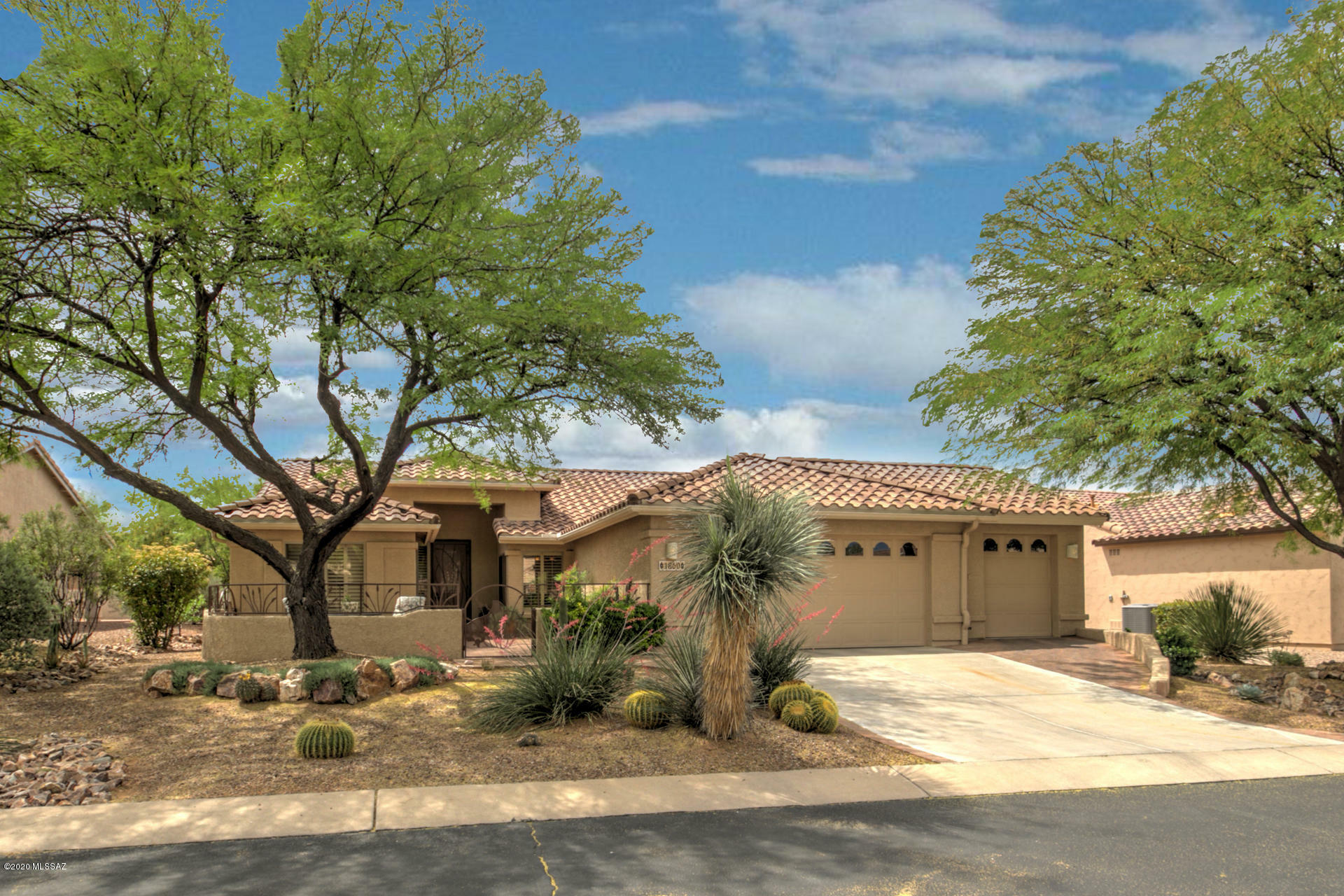 Property Photo:  1860 E Purple Martin Lane  AZ 85614 