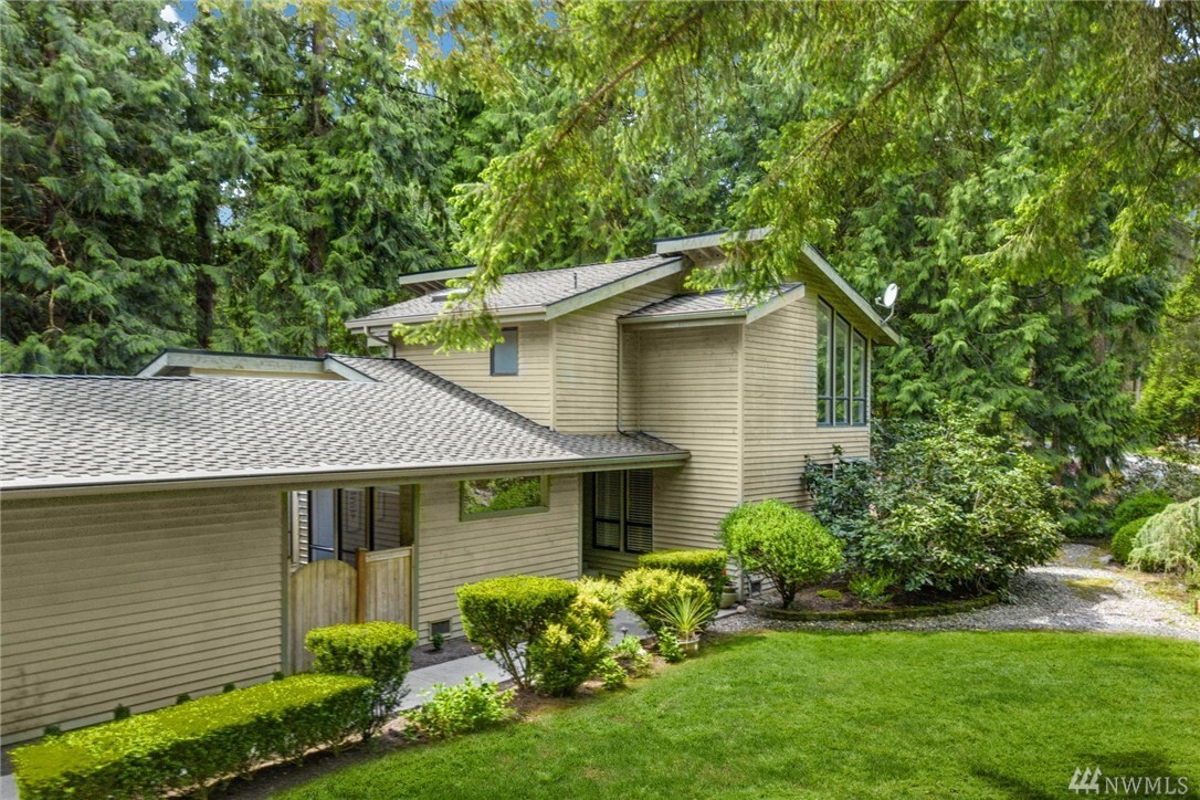 Property Photo: 2105 Sahalee Drive W WA 98074
