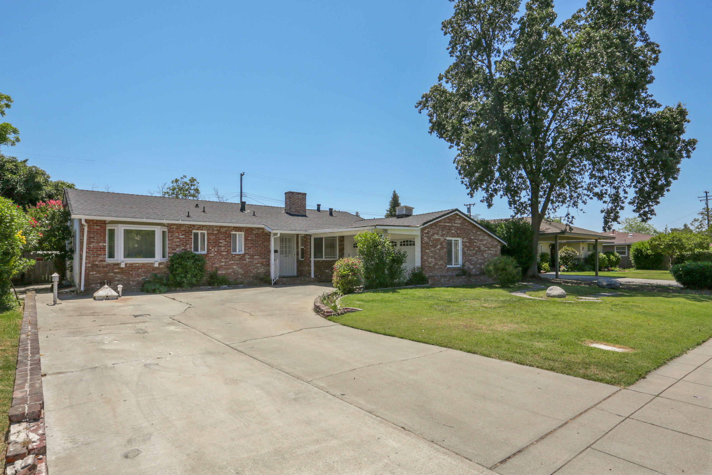 Property Photo:  947 W Tulare Avenue  CA 93277 