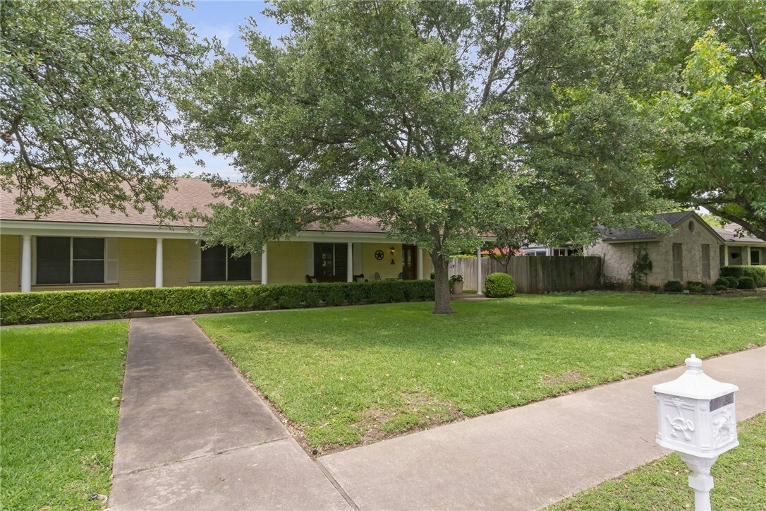 Property Photo:  10910 Pinehurst Drive A  TX 78747 