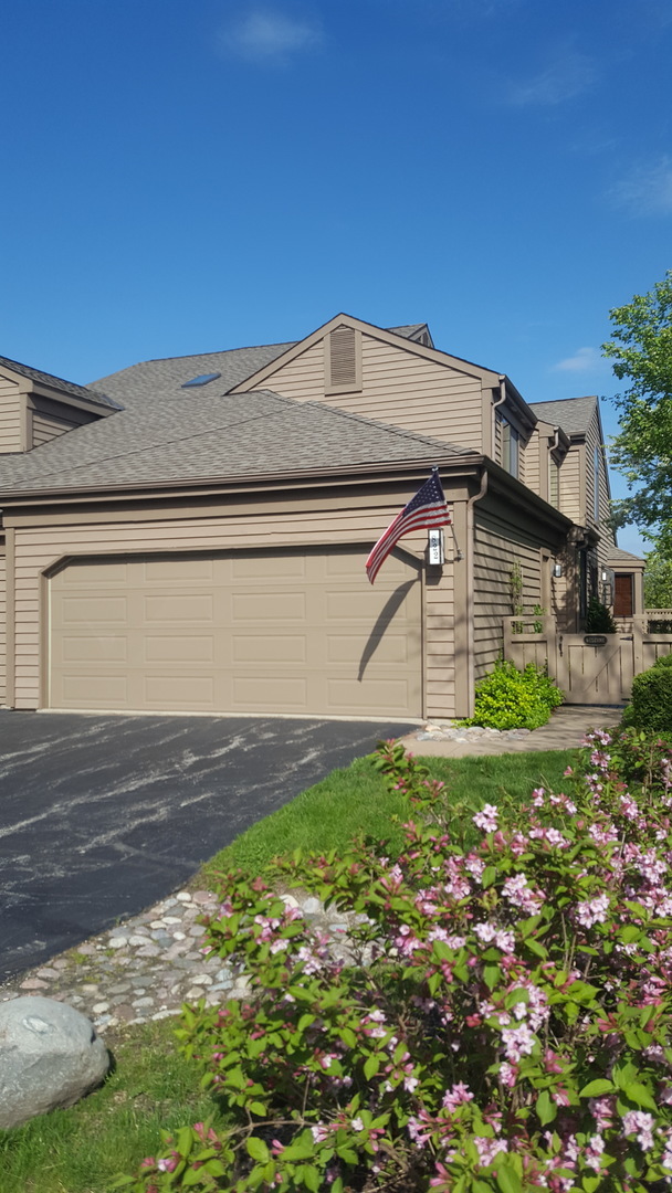 Property Photo:  822 Golf Lane  IL 60010 