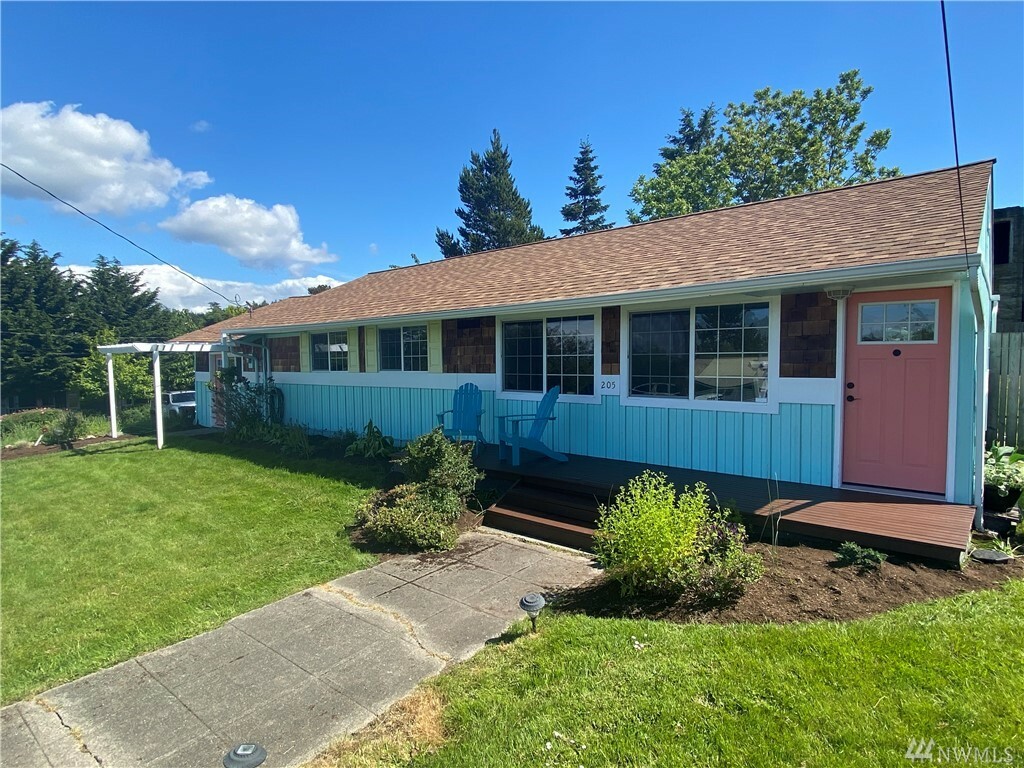 Property Photo: 205 NE 7th St WA 98239