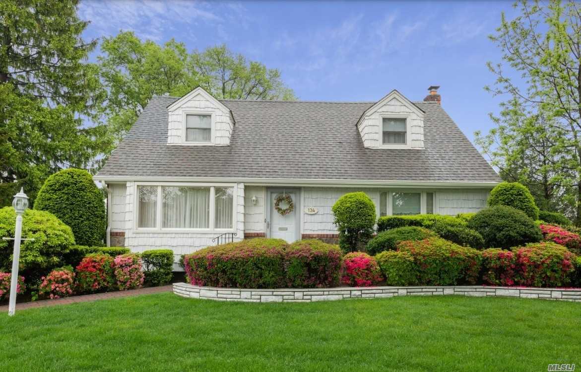 Property Photo:  134 Leonard Circle  NY 11040 