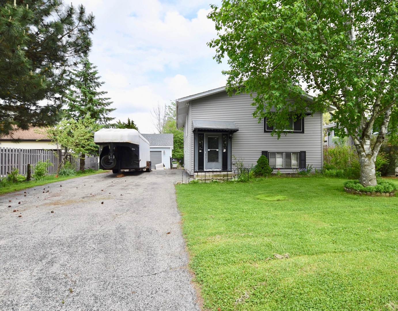 Property Photo: 13 Tweed Road IL 60020