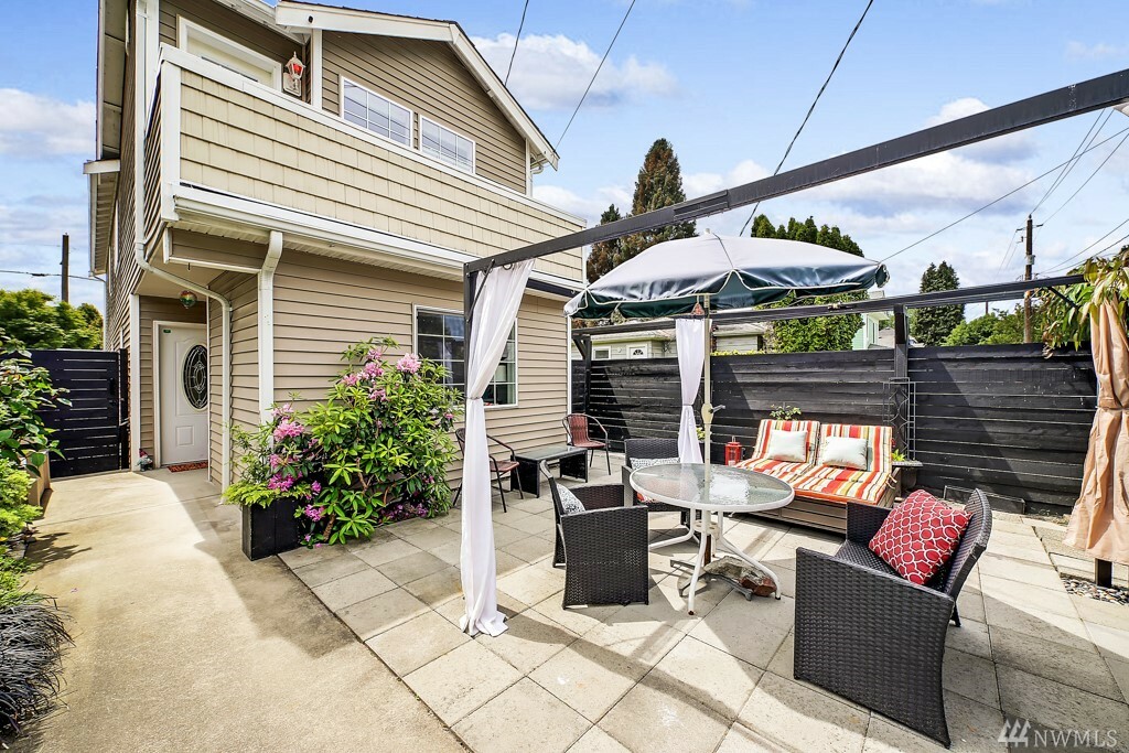 Property Photo:  835 S Rose St  WA 98108 