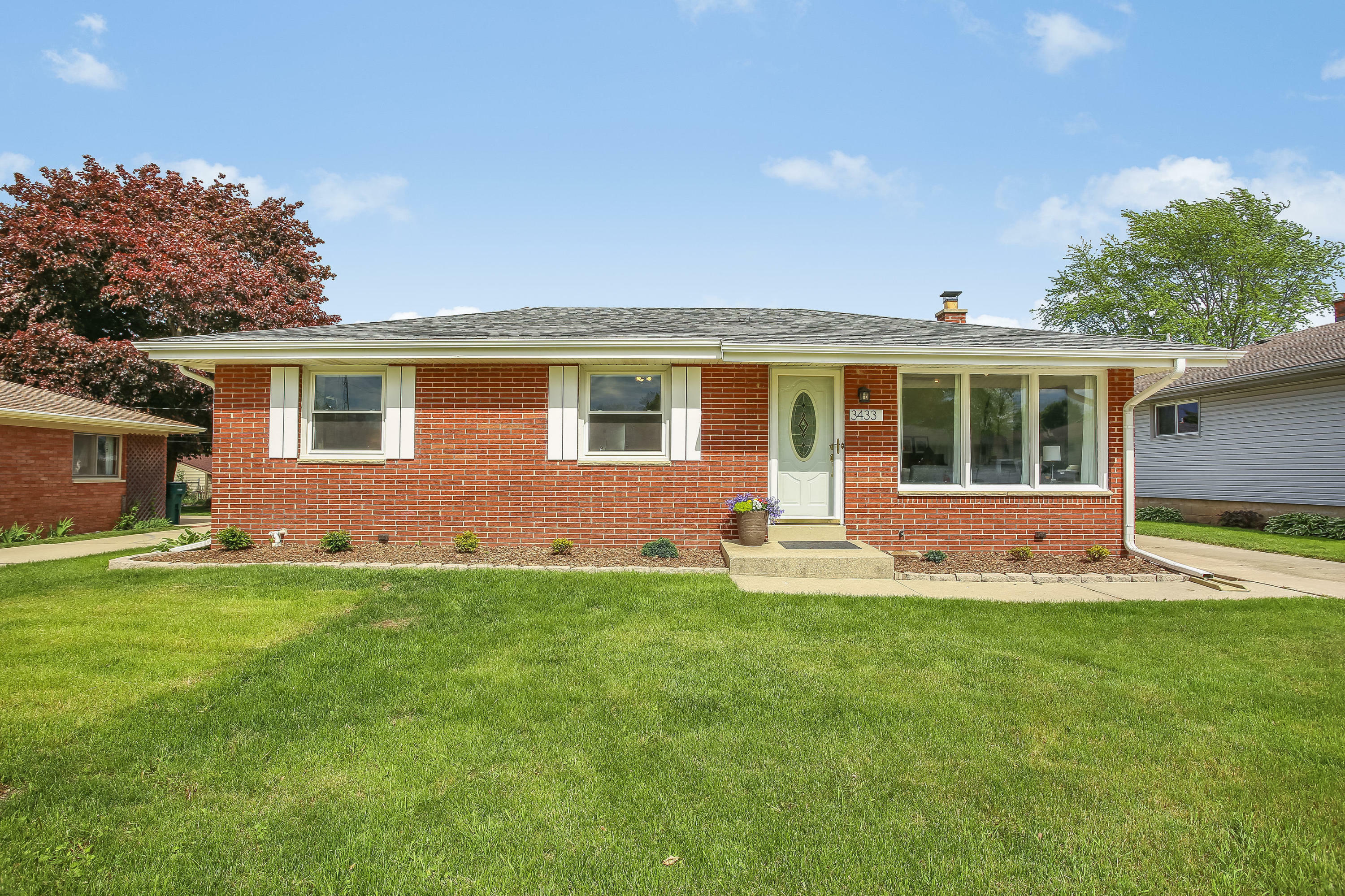 Property Photo:  3433 Buckingham Rd  WI 53177 