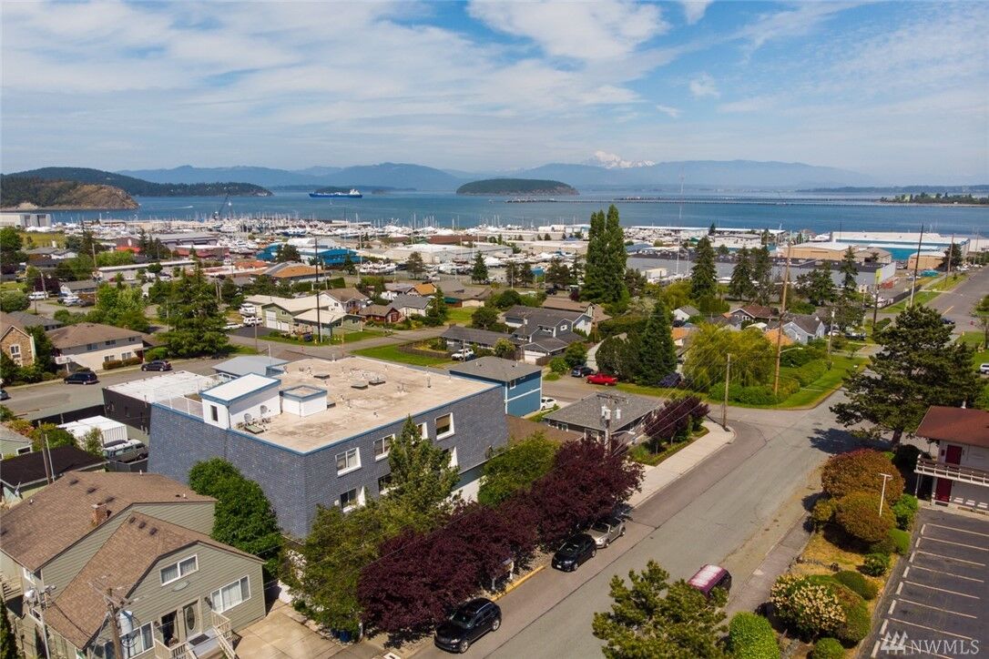 Property Photo: 910 34th Street 203 WA 98221