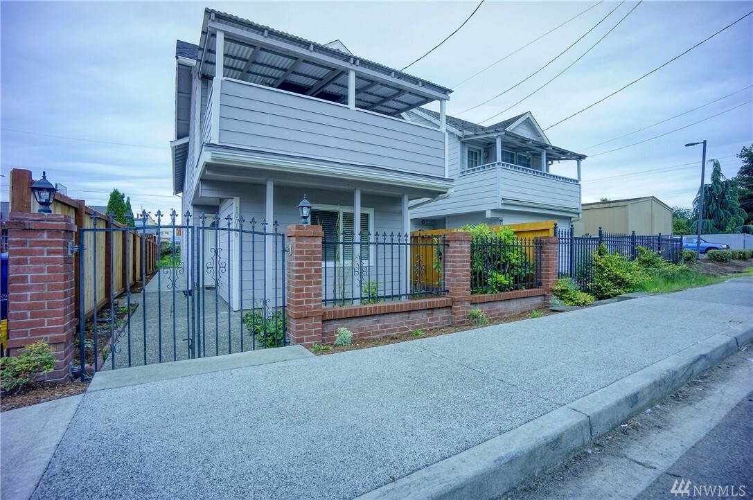 Property Photo: 10046 17th Ave SW WA 98146