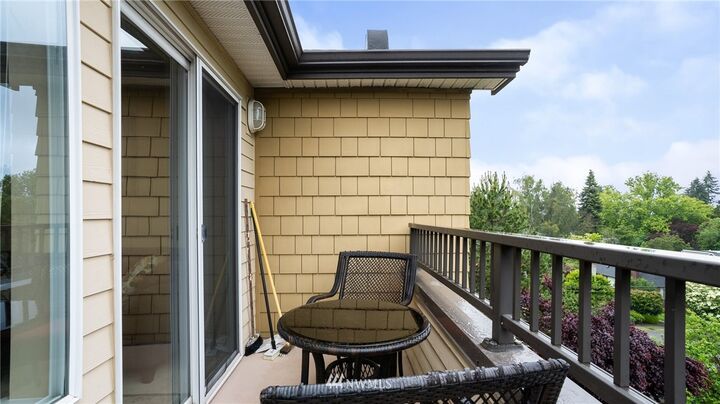 Property Photo: 9222 Roosevelt Way NE 308 WA 98115