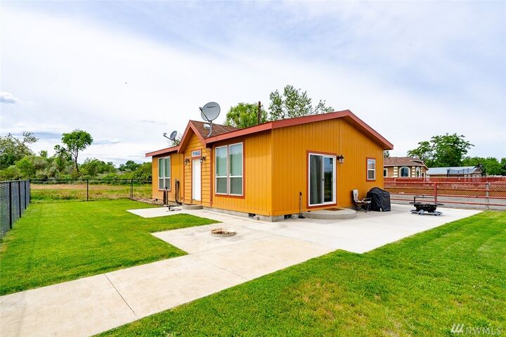 Property Photo:  370 Palen Rd  WA 98953 