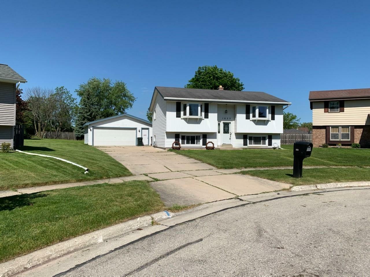 Property Photo: 1625 Clark Ct WI 53172