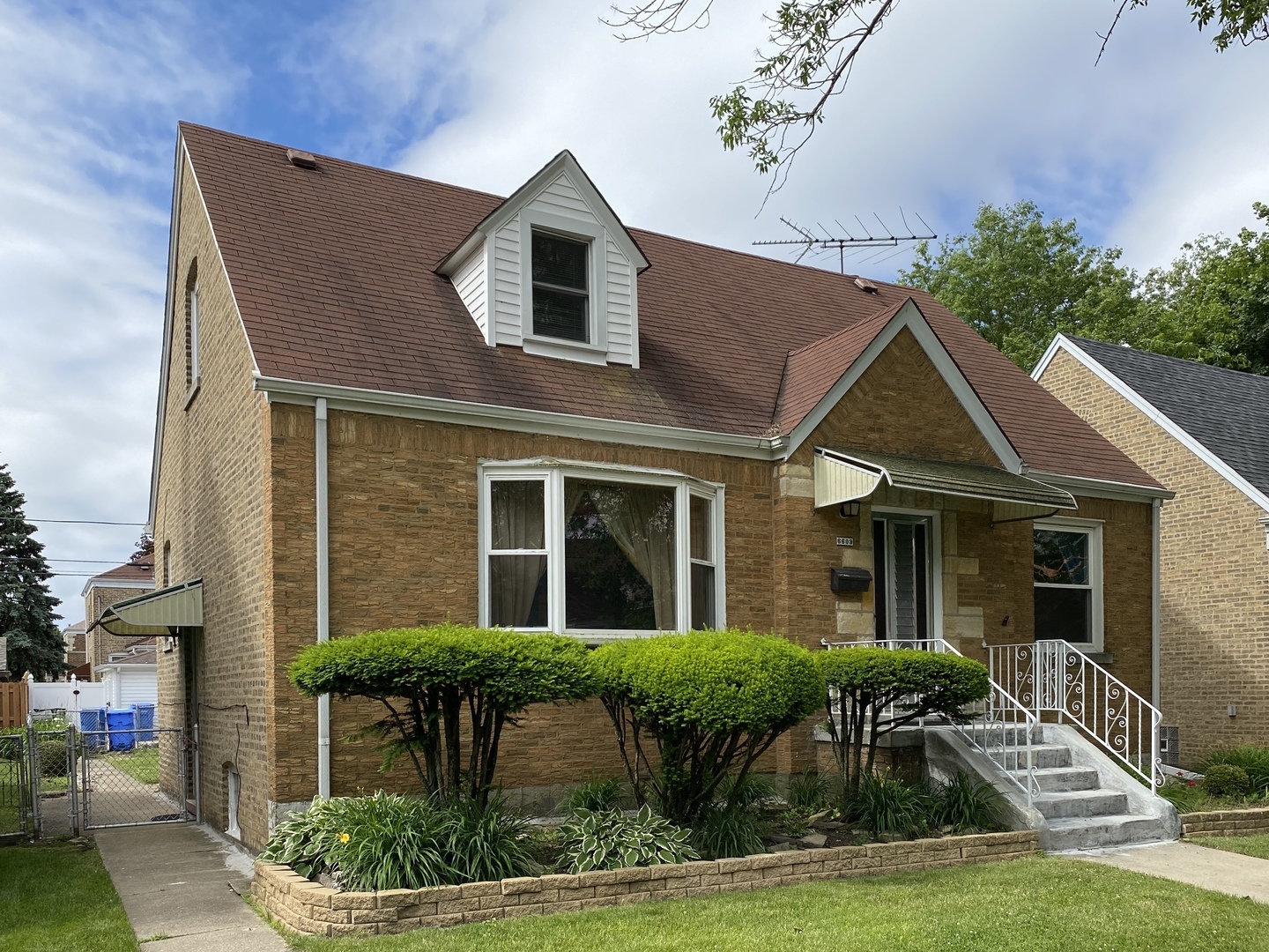 Property Photo: 6609 West Henderson Street IL 60634