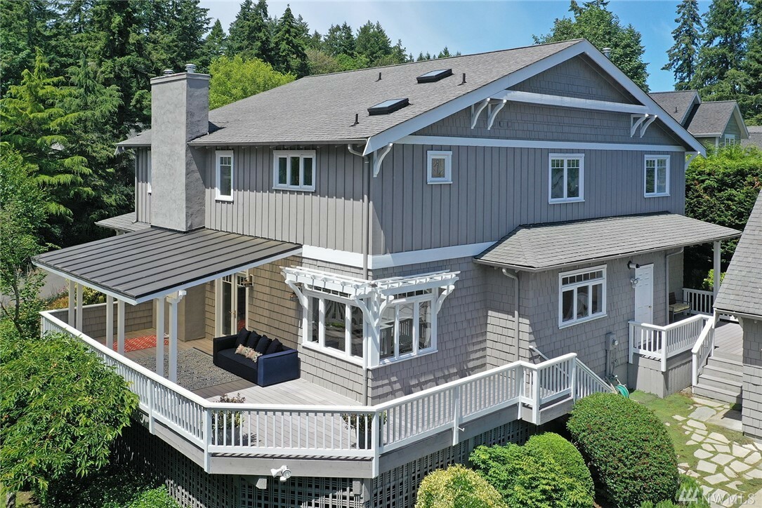 Property Photo:  368 Eakin Dr NW  WA 98110 