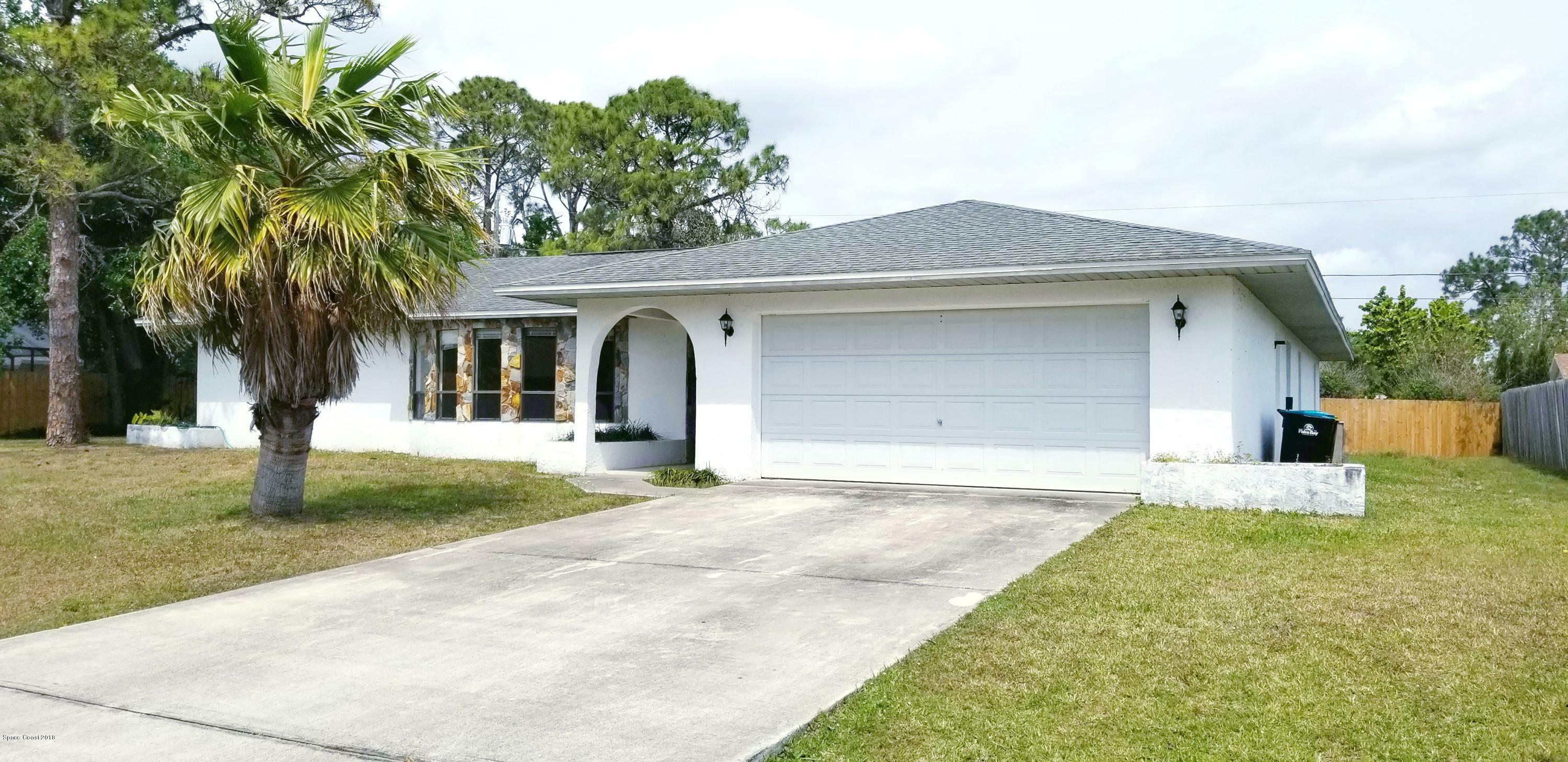 Property Photo:  811 Huntington Street NE  FL 32907 