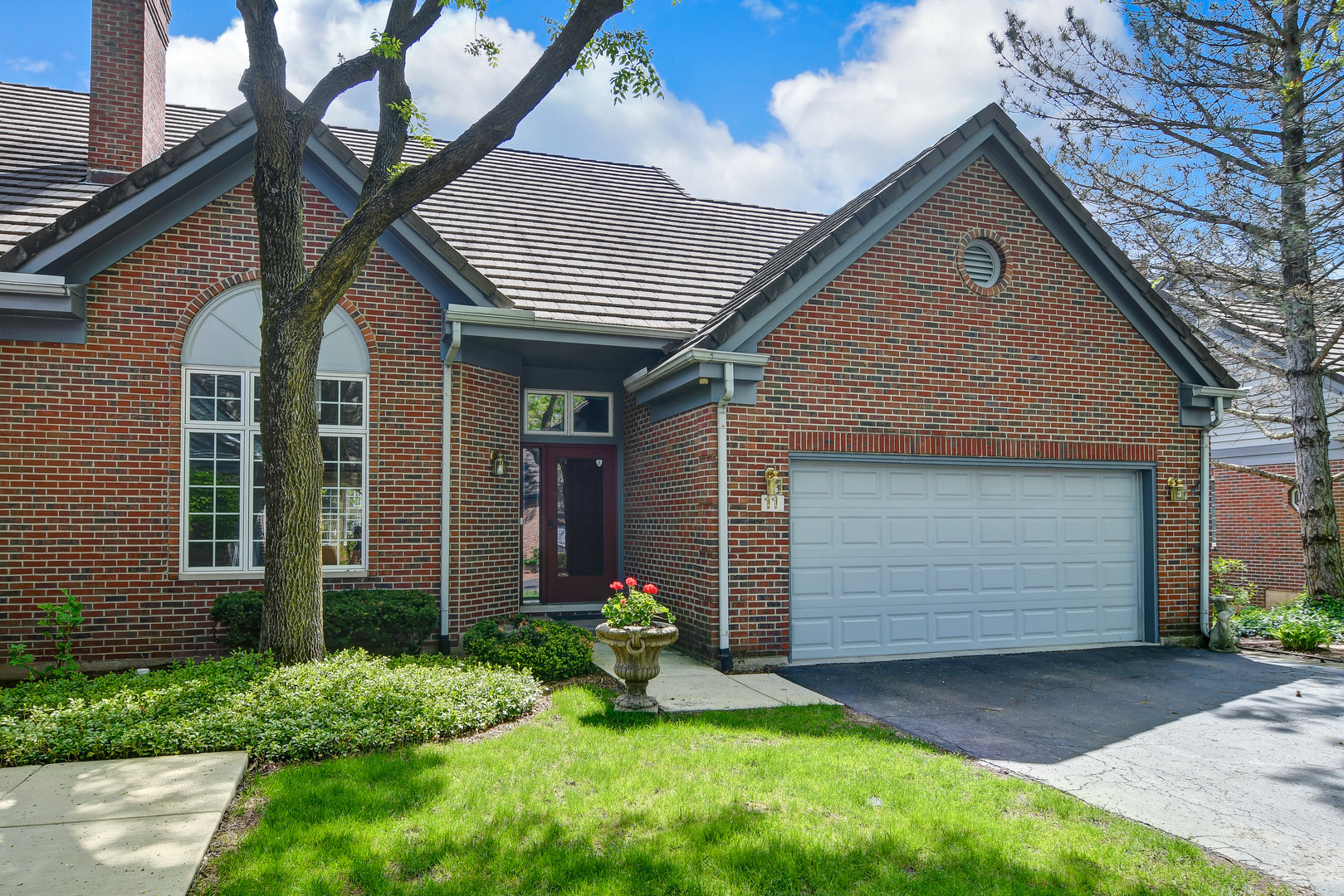 Property Photo: 11 Southgate Court IL 60527