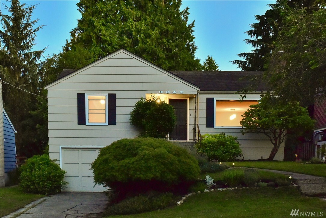 Property Photo:  3047 NE 97th St  WA 98115 