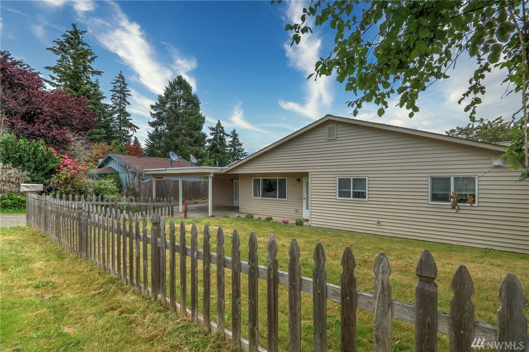 Property Photo:  2230 Eastview Ave NE  WA 98310 