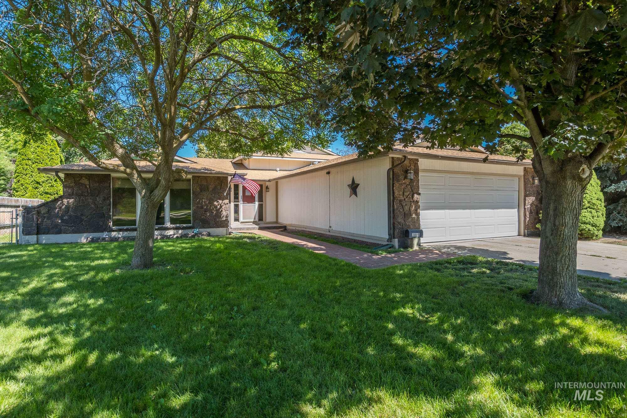 Property Photo:  3808 N Hawthorne Dr  ID 83703-4532 