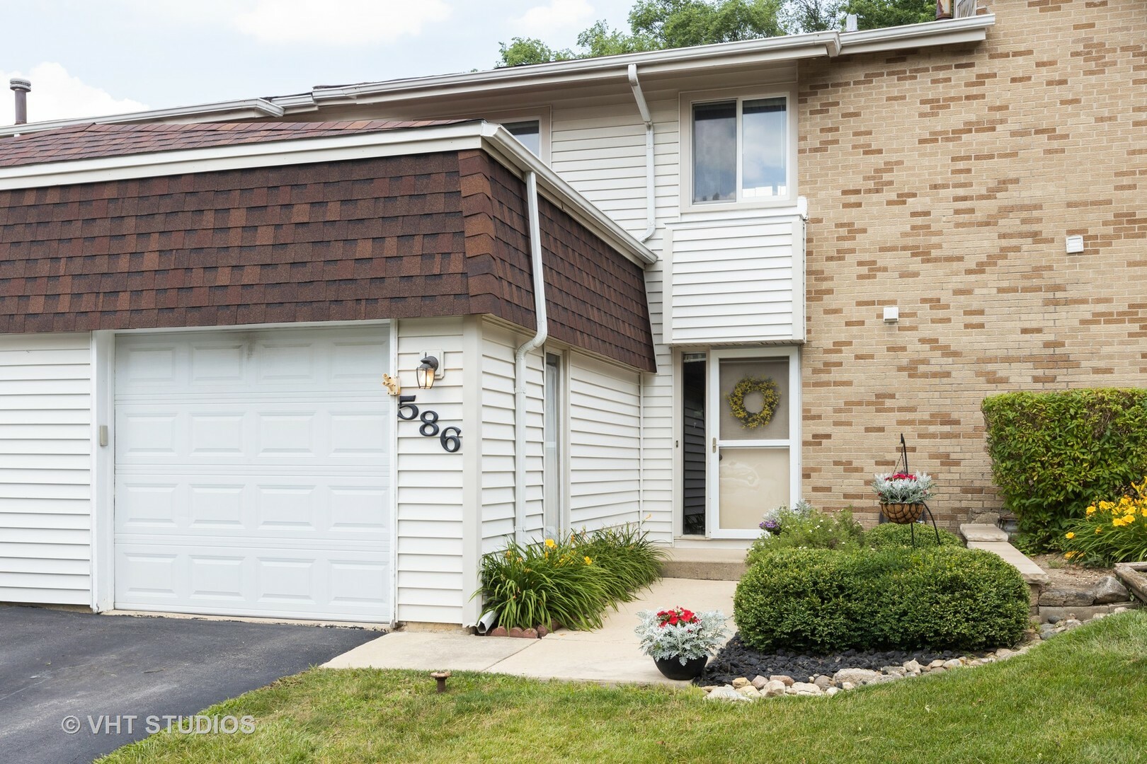 Property Photo: 586 Eric Way IL 60440