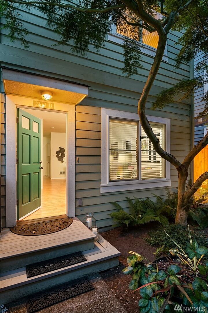 Property Photo: 2110 California Avenue SW D WA 98116