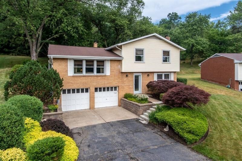 Property Photo: 1091 Balmoral Drive PA 15237