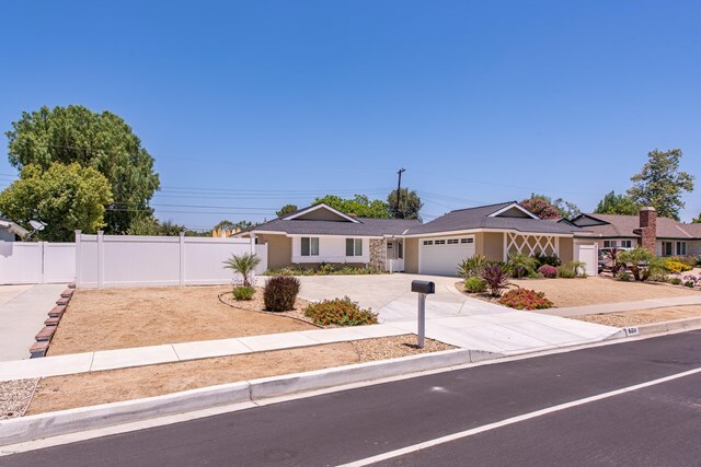 Property Photo:  61 W Avenida De Las Flores  CA 91360 