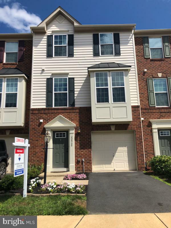 Property Photo: 22868 Chestnut Oak Terrace VA 20166