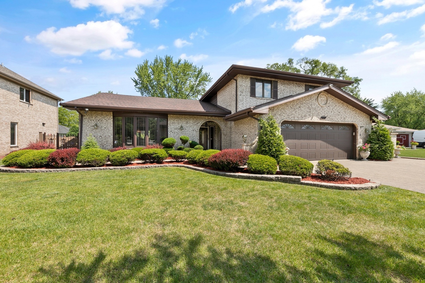 Property Photo: 1030 East Cardinal Lane IL 60056
