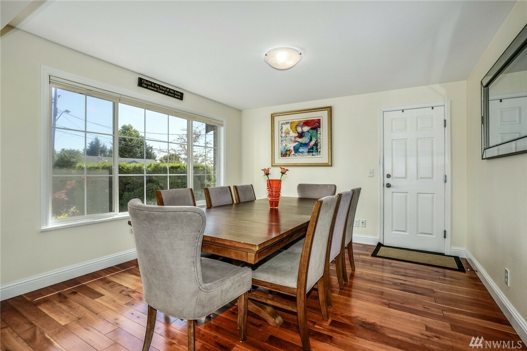 Property Photo: 925 E Hemlock St WA 98030