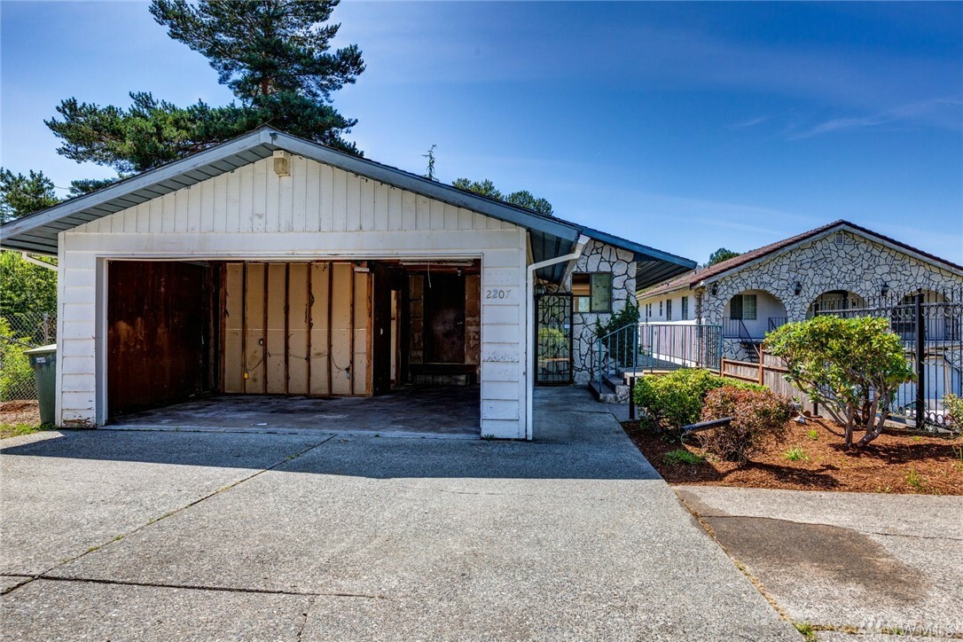 Property Photo:  2207 Electric Ave  WA 98229 