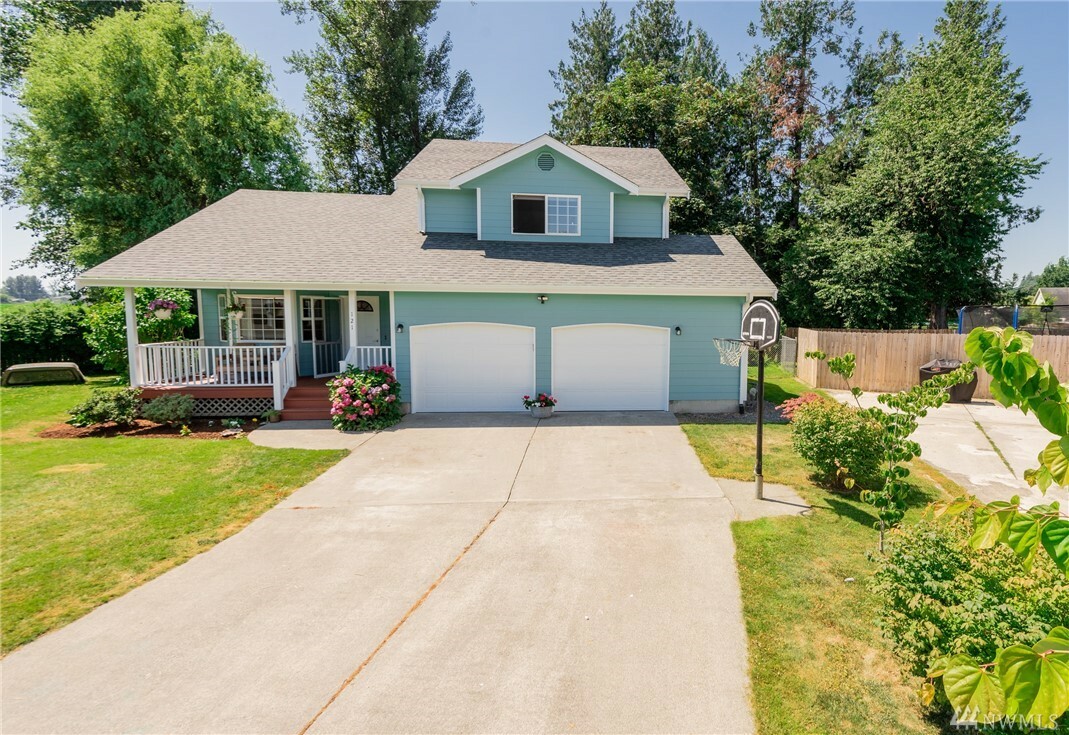 Property Photo:  121 Jefferson Ct  WA 98295 