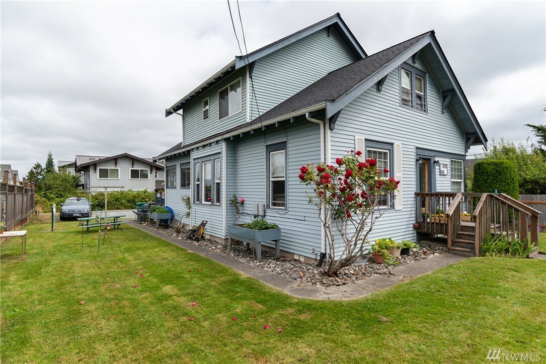 Property Photo:  1018 28th St  WA 98221 