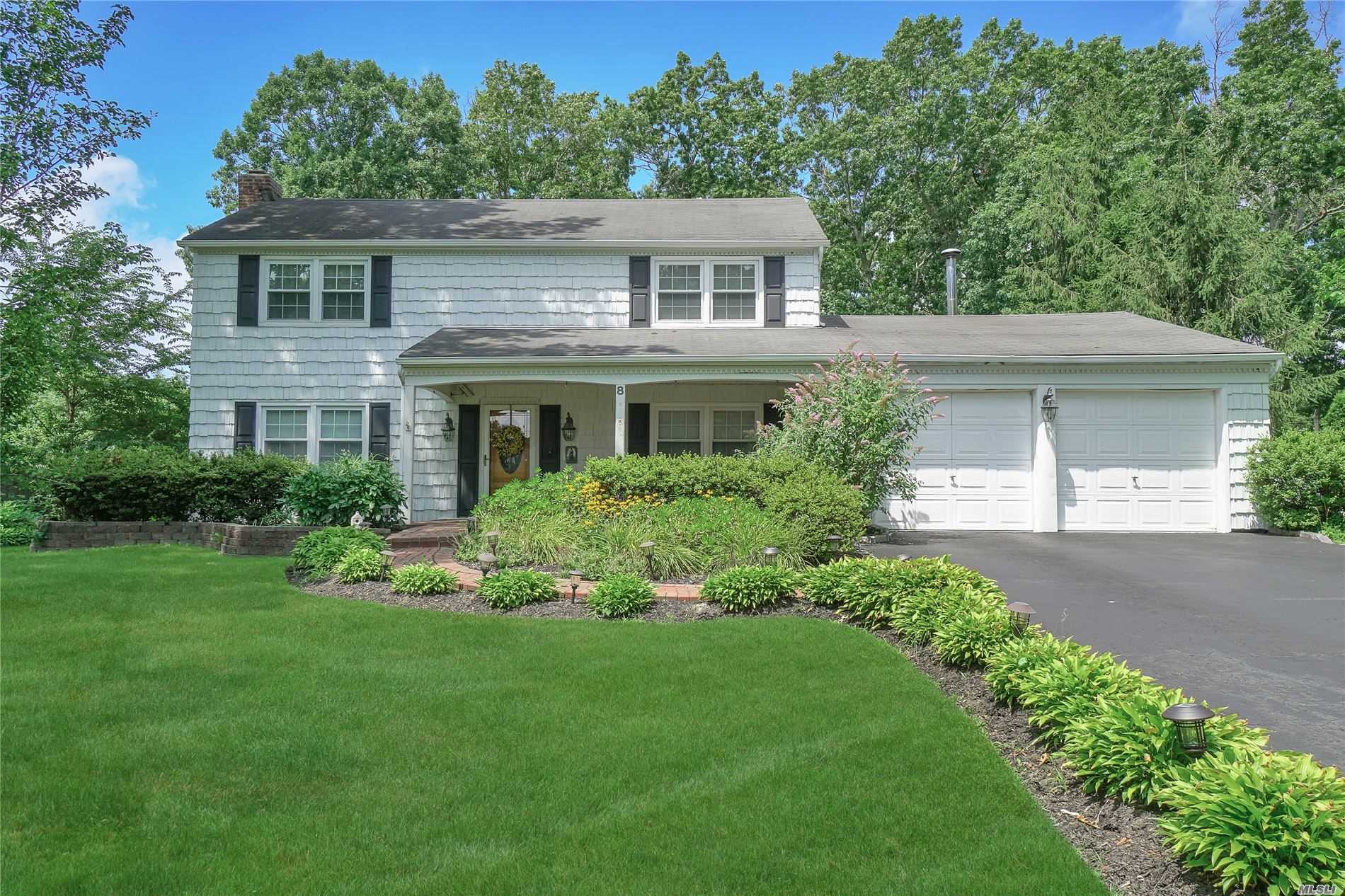 Property Photo:  8 Shadetree Lane  NY 11790 