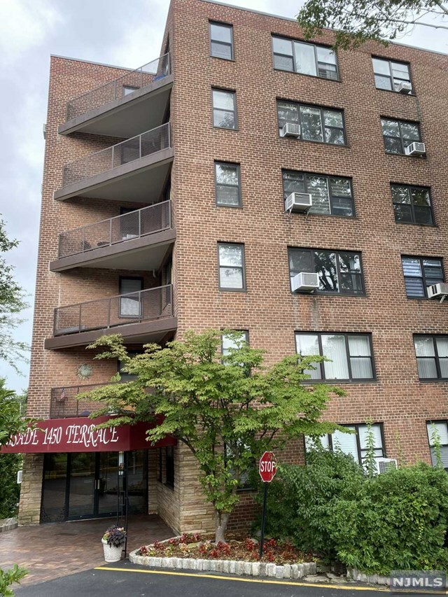 Property Photo:  1450 Palisade Avenue 1J  NJ 07024 