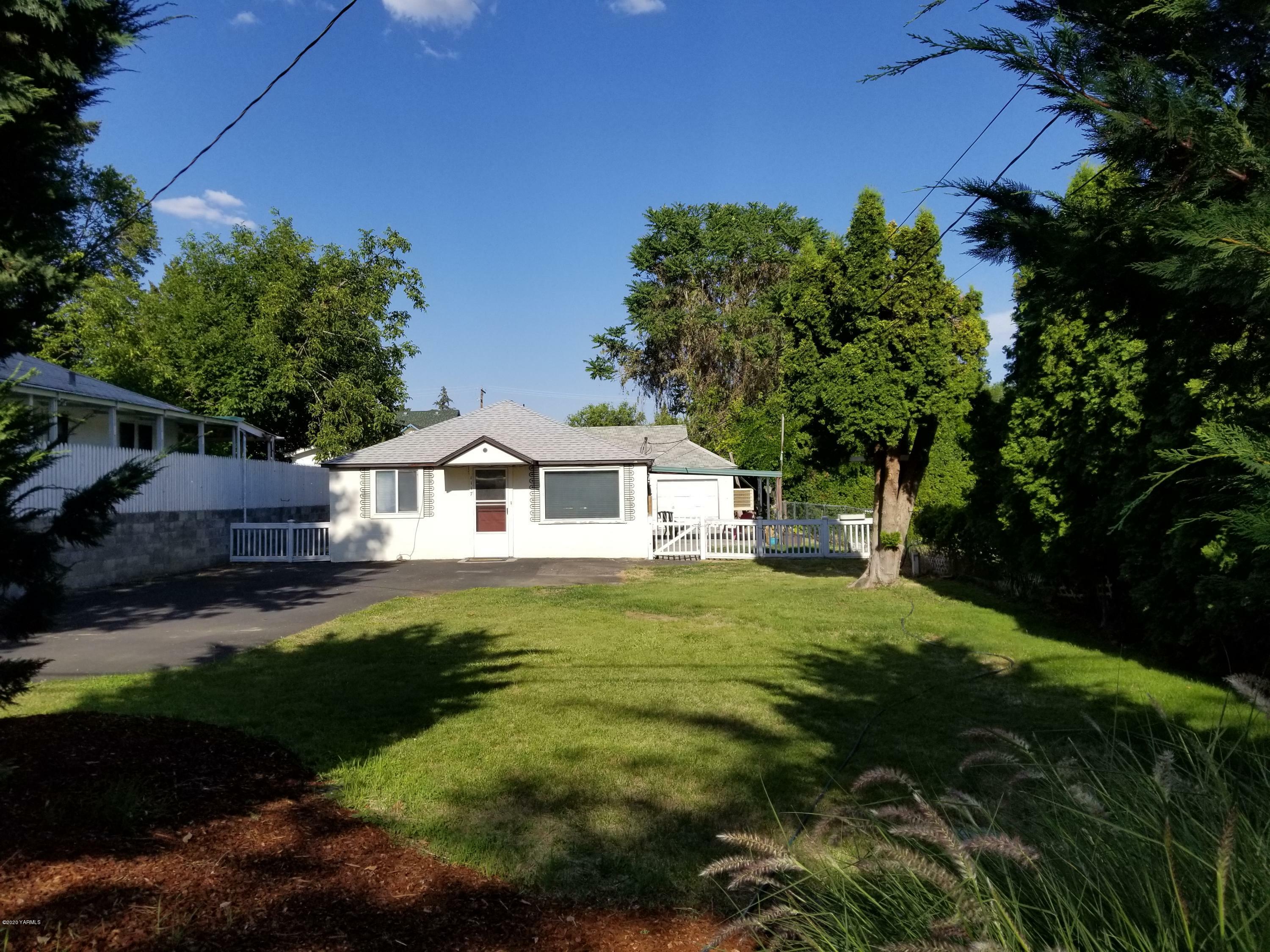 Property Photo: 1117 S 21st Ave WA 98902
