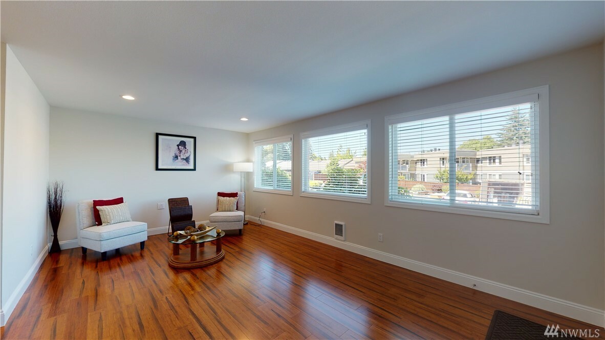 Property Photo:  4050 W Lake Sammamish Pkwy NE 305  WA 98052 