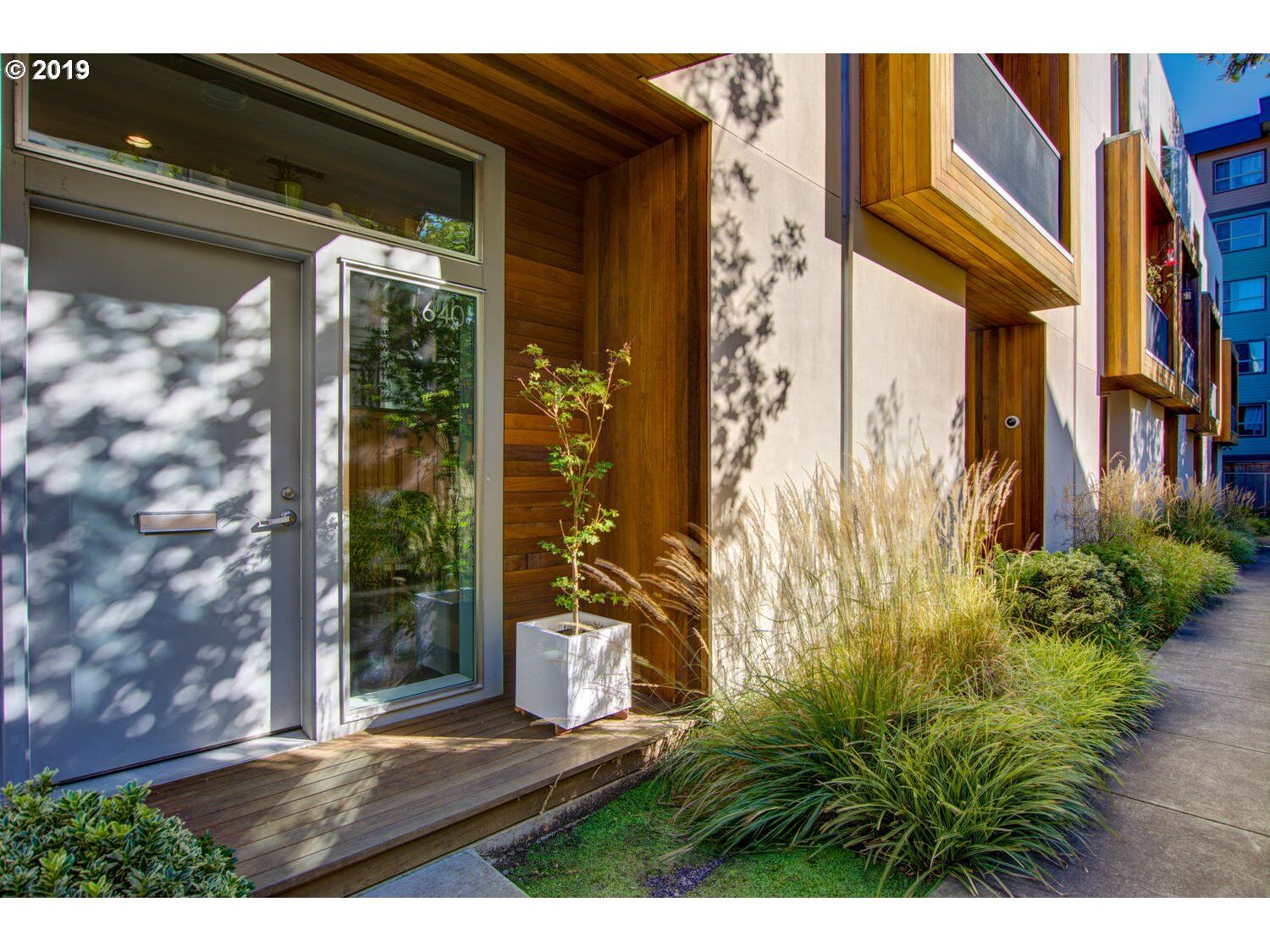 Property Photo: 640 NE Knott St OR 97212