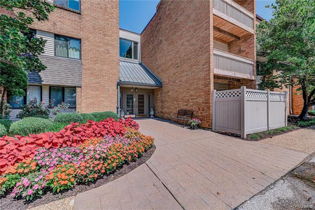 Property Photo: 950 East Rue De La Banque 207 63141