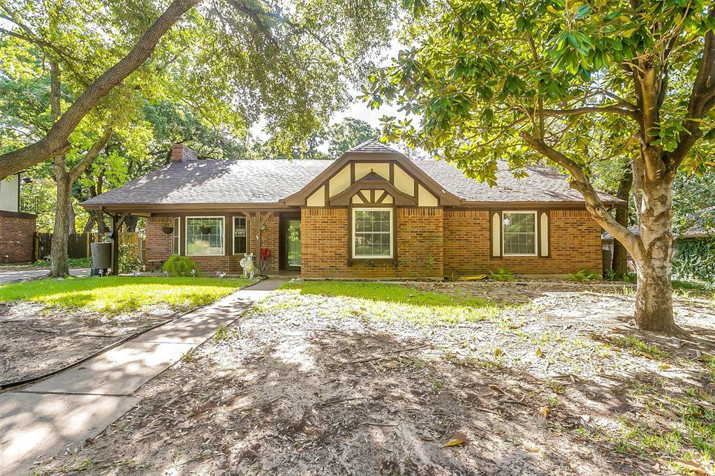 Property Photo: 1921 Bay Oaks Court TX 76112