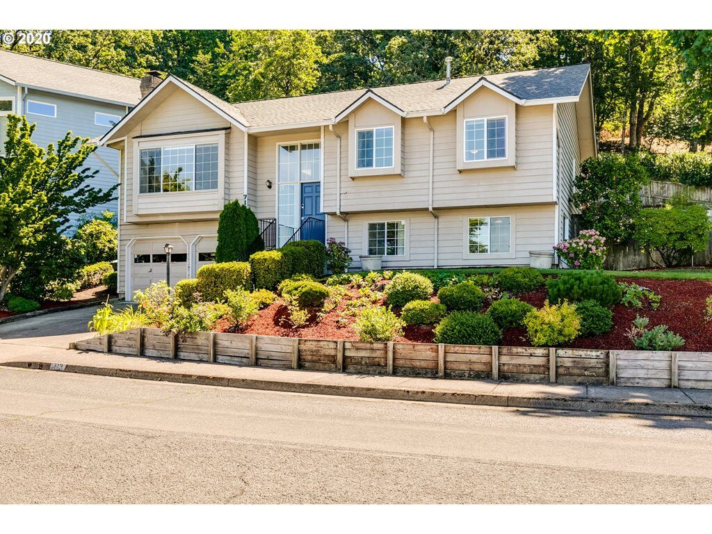 Property Photo: 713 Woodcrest Dr OR 97477